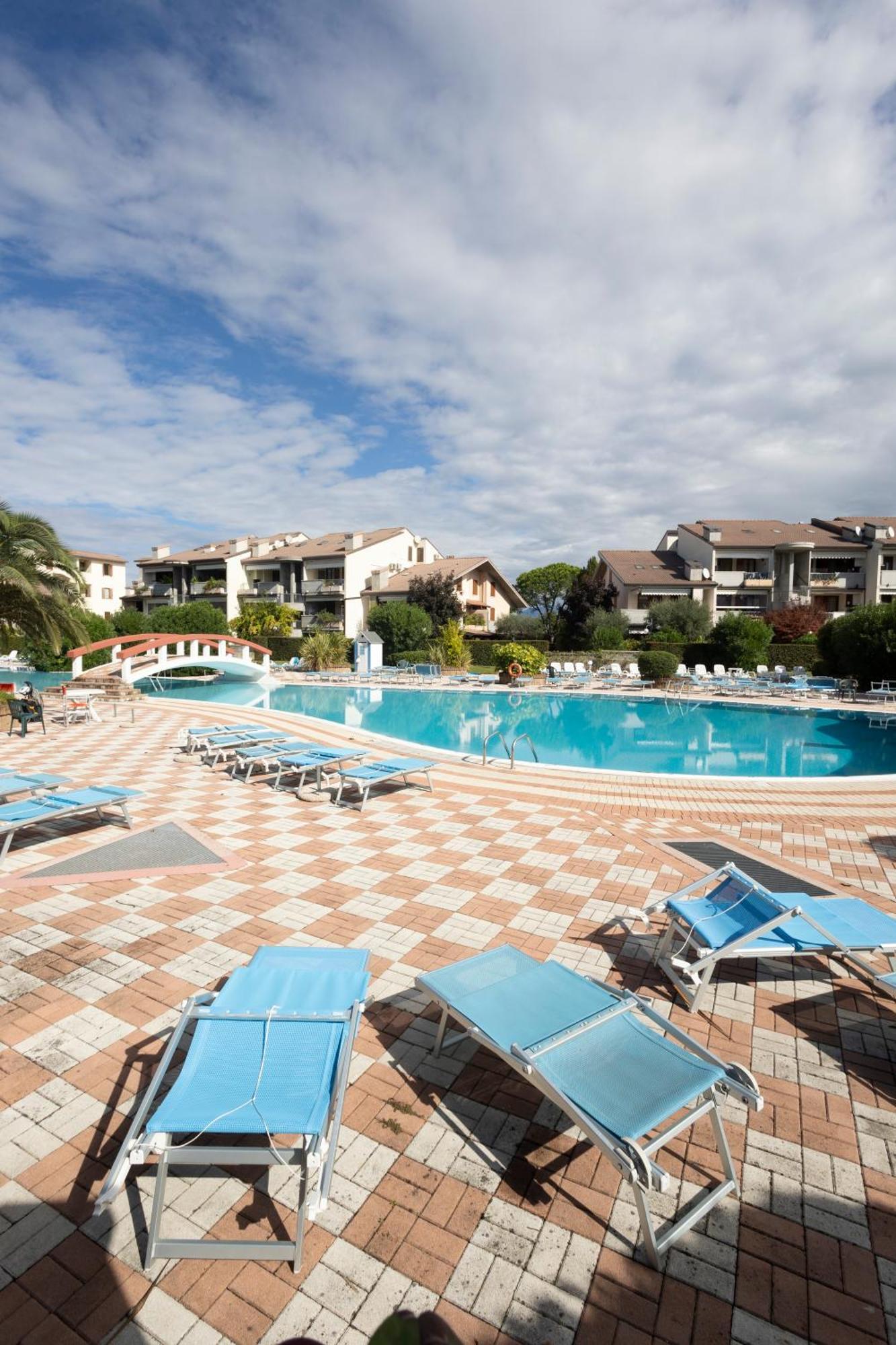 Lauri & Faggi Aparthotel Desenzano del Garda Exterior foto